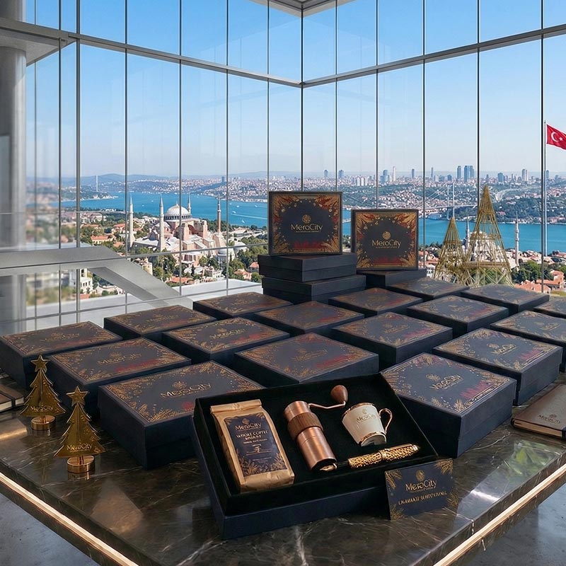 Ultra premium kurumsal hediye kutusu, deri detaylar, altın kaplama aksesuarlar ve özenle seçilmiş lüks ürünler ile şık sunum